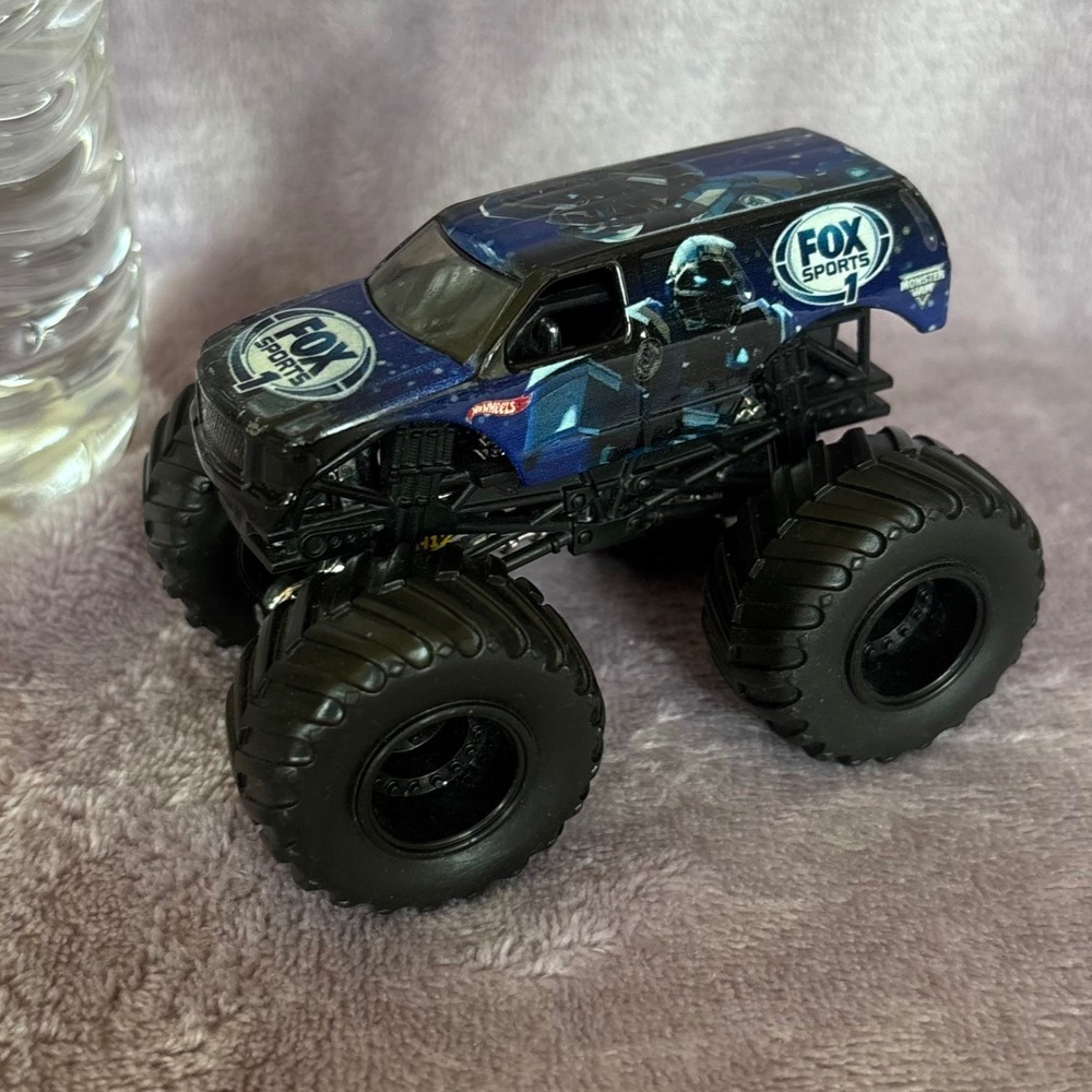 Hot Wheels Monster Jam Fox Sports 1 Cleatus Monster Truck 1:64 Die-Cast Blue